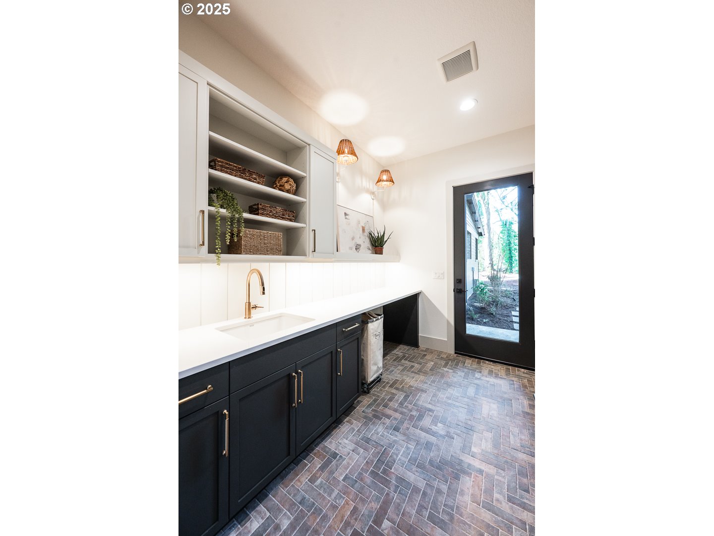 850 Southwest York Road Lake Oswego, OR 97034 - Photo 18 of 27 Laundry
