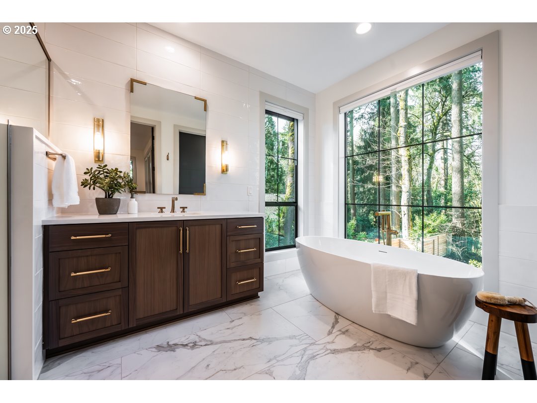 850 Southwest York Road Lake Oswego, OR 97034 - Photo 21 of 27 Bathroom