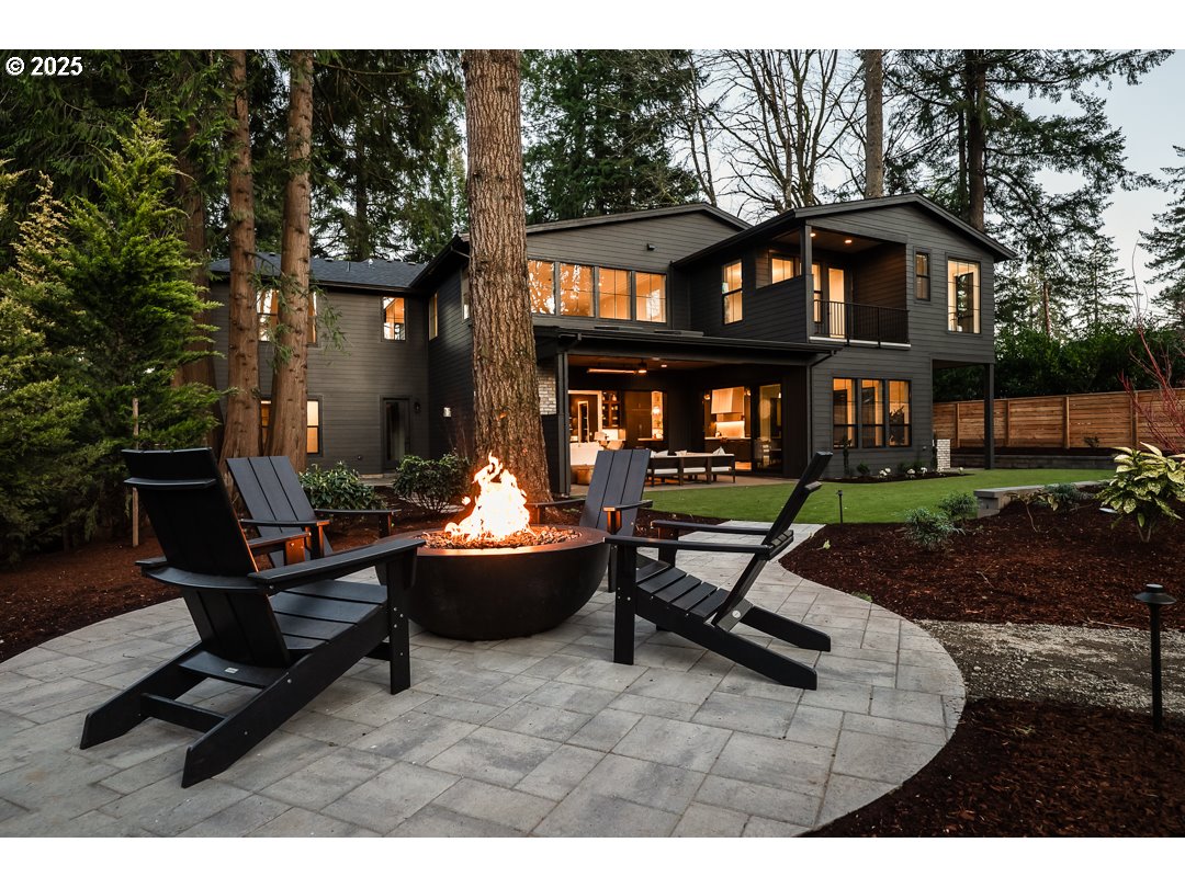 850 Southwest York Road Lake Oswego, OR 97034 - Photo 24 of 27 Fire Pit