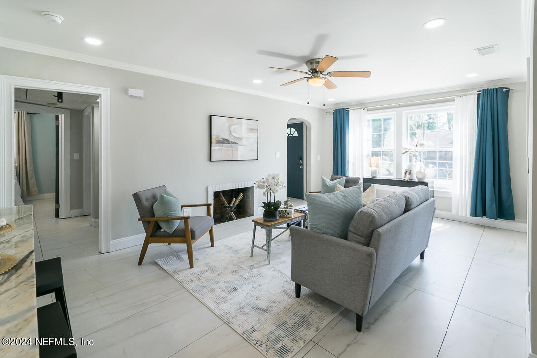 838 Old Hickory Road Jacksonville, FL 32207 - Photo 5 of 24 Living area with FP
