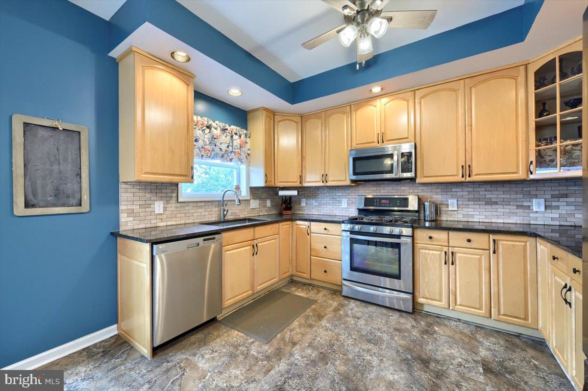 207 Hemlock Road New Cumberland, PA 17070 - Photo 16 of 51 Eat-in maple kitchen with SS appliances.