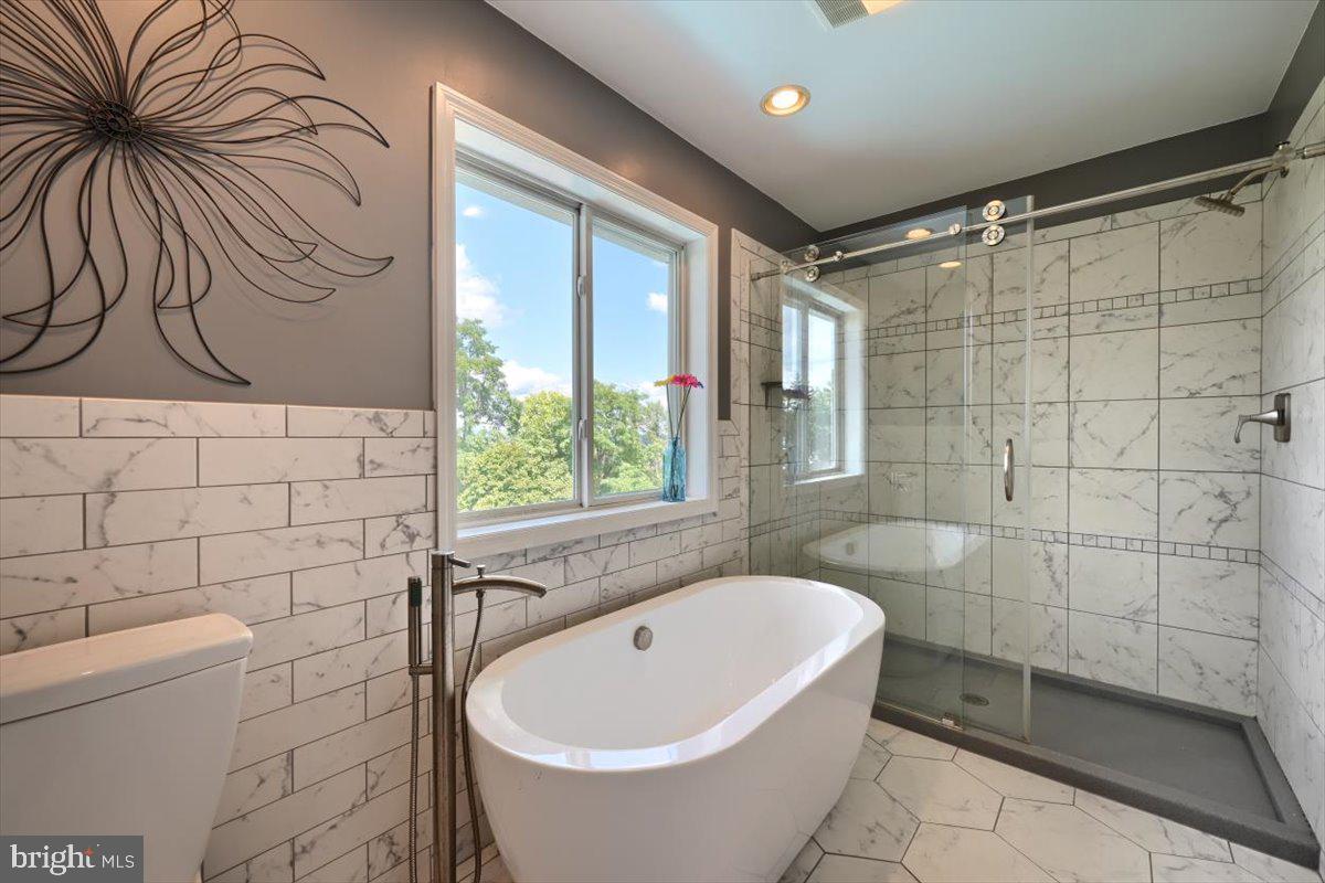 207 Hemlock Road New Cumberland, PA 17070 - Photo 29 of 51 Beautiful slipper tub.