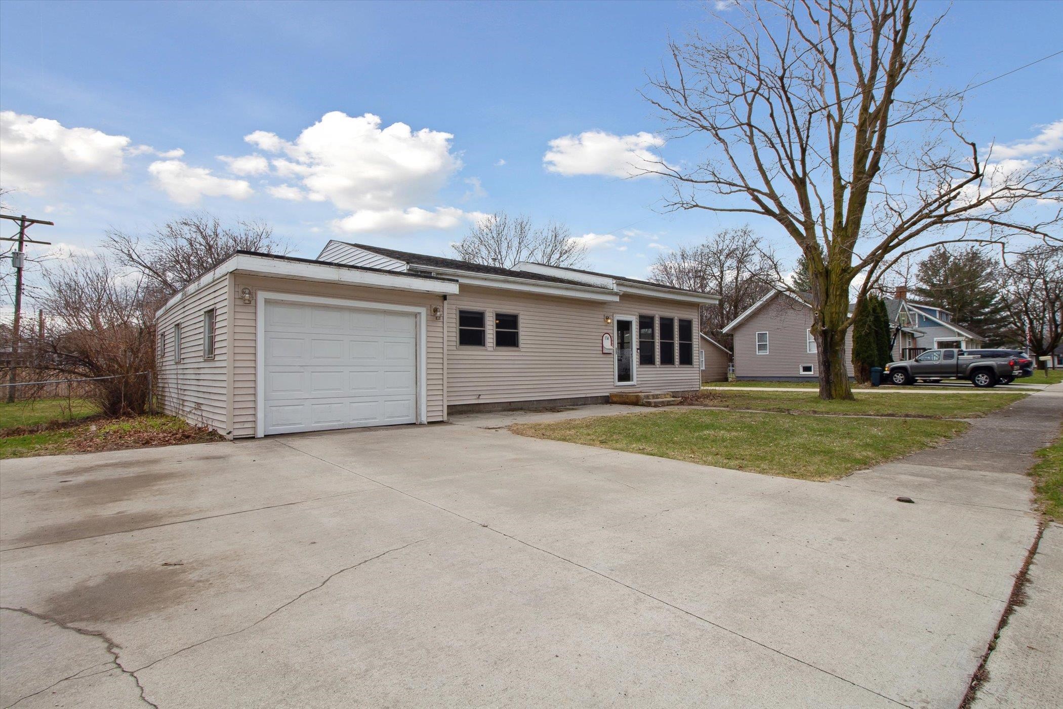114 Williams Street Alma, MI 48801 - Photo 2 of 32 1932300-c8a58421-1763-411b-81be-8699e388faf7.JPG
