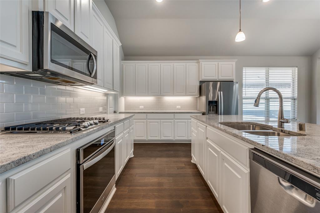 4720 Bonfire Way Little Elm, TX 76227 - Photo 11 of 34