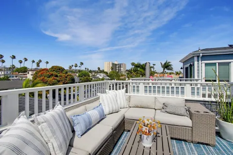 $2,949,999 | 835 Beryl Street, San Diego, CA 92109