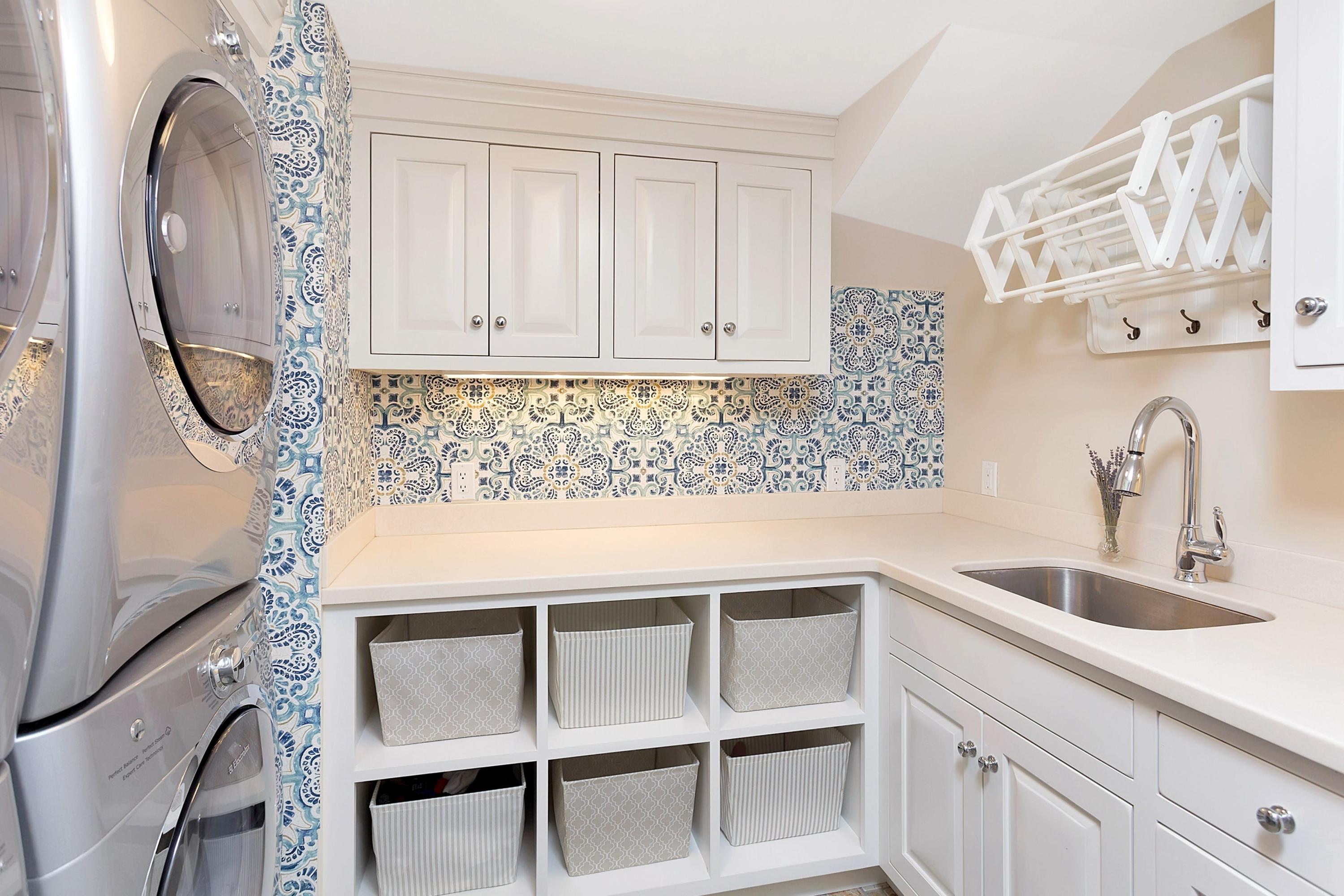 350 Hollow Tree Ridge Road Darien, CT 06820 - Photo 22 of 40 a bathroom with a sink and a mirror