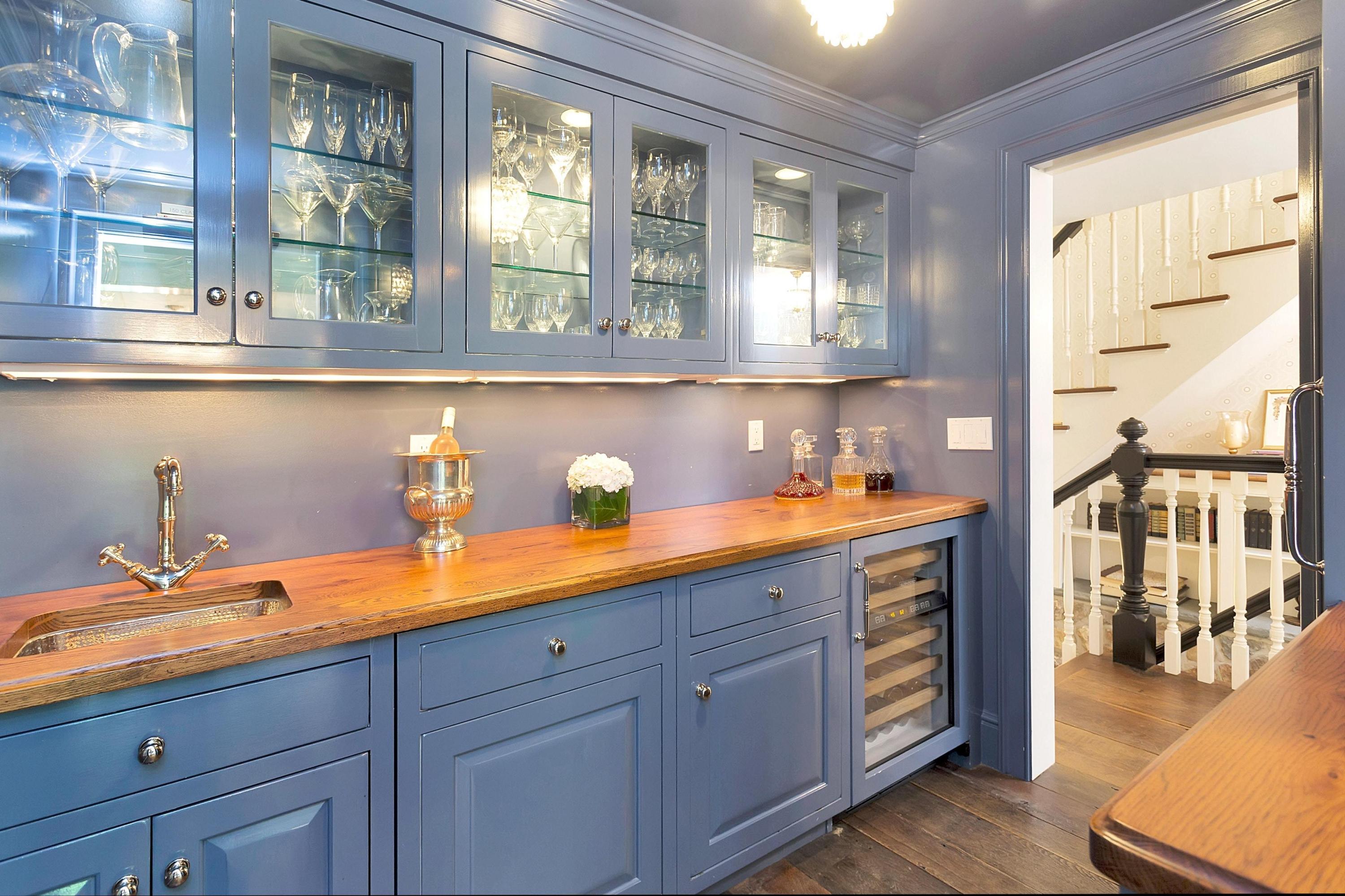 350 Hollow Tree Ridge Road Darien, CT 06820 - Photo 8 of 40 a hallway with sink and mirror