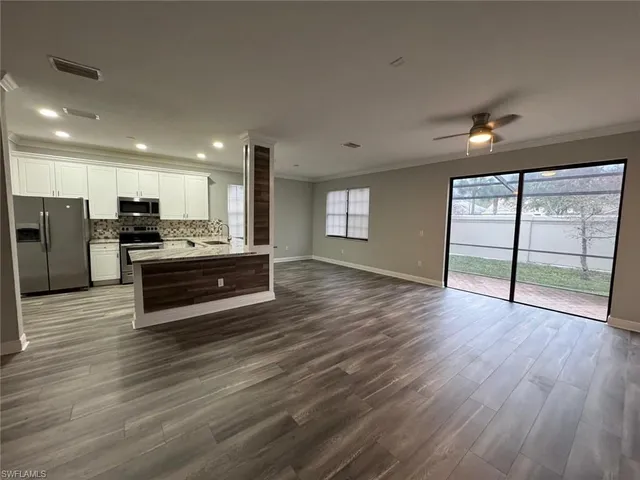 a view of a backyard