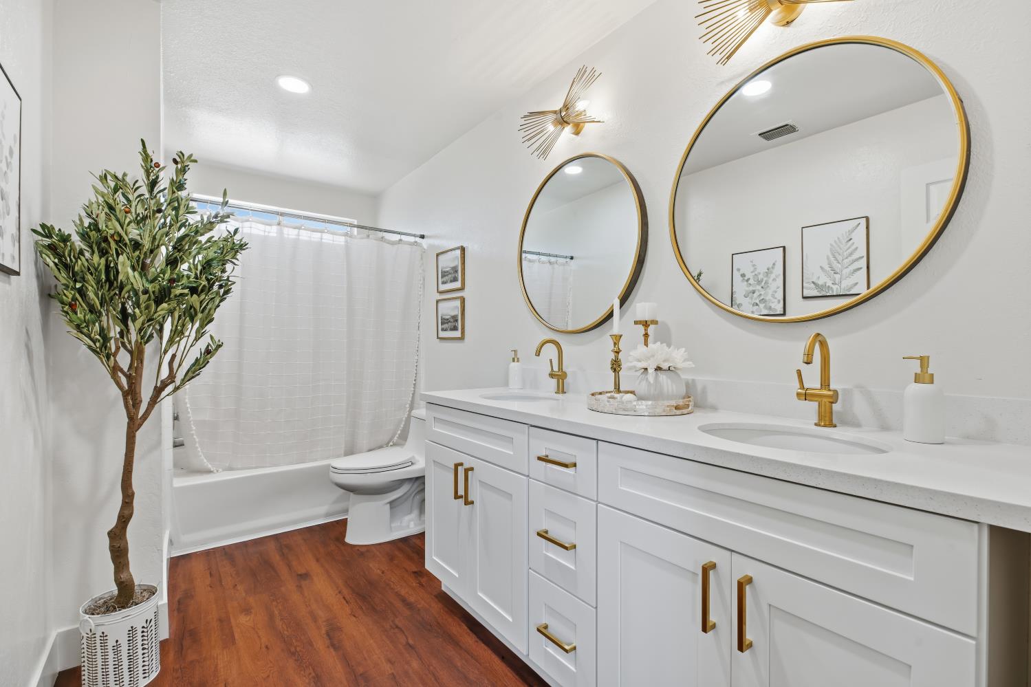 2829 Stone Terrace Modesto, CA 95355 - Photo 23 of 32 Master Bath