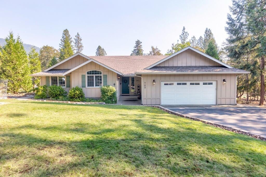 745 Eric Loop Grants Pass, OR 97526 - Photo 2 of 46 b_front-center_745-Eric-Loop