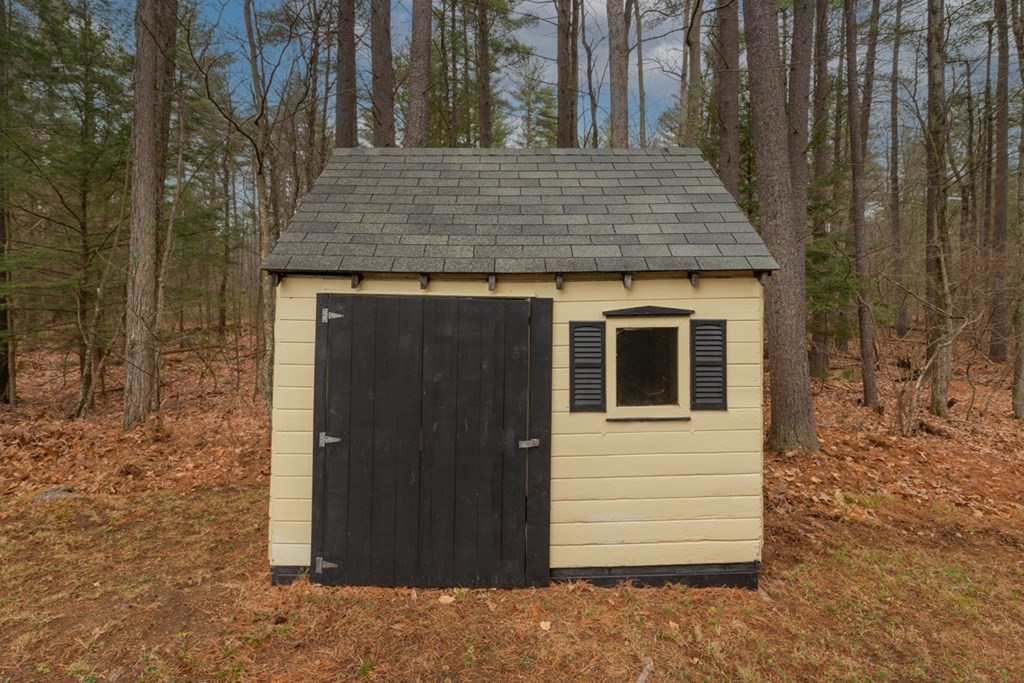 5 Peach Lane Townsend, MA 01469 - Photo 28 of 32 a backyard of a house