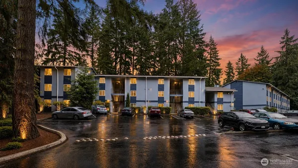 $284,500 | 14020 Juanita Drive Northeast, Unit B3, Kirkland, WA 98034