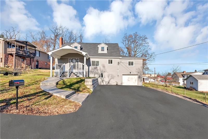 14 MacArthur Way McKees Rocks, PA 15136 - Photo 3 of 25