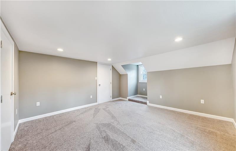 14 MacArthur Way McKees Rocks, PA 15136 - Photo 21 of 25