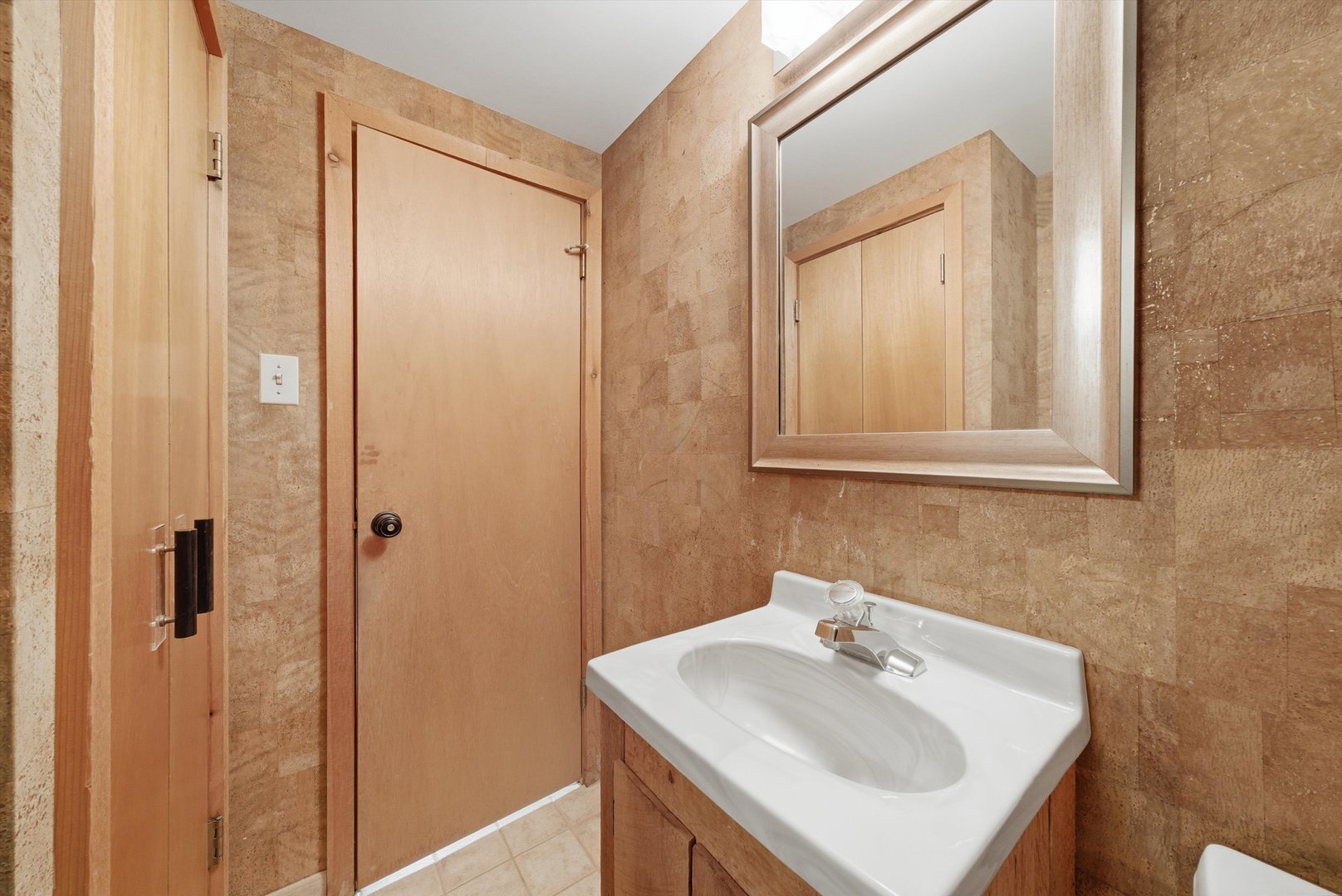 320 West Russell Street Barrington, IL 60010 - Photo 38 of 43 a bathroom with a sink and a mirror