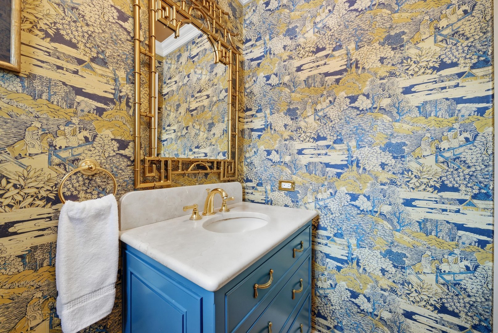 320 West Russell Street Barrington, IL 60010 - Photo 6 of 43 a bathroom with a sink and a mirror