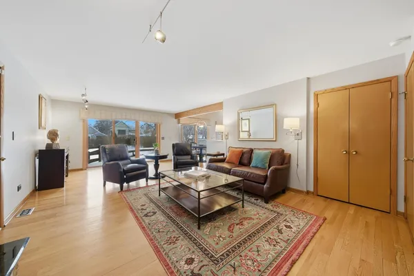 $750,000 | 320 West Russell Street, Barrington, IL 60010