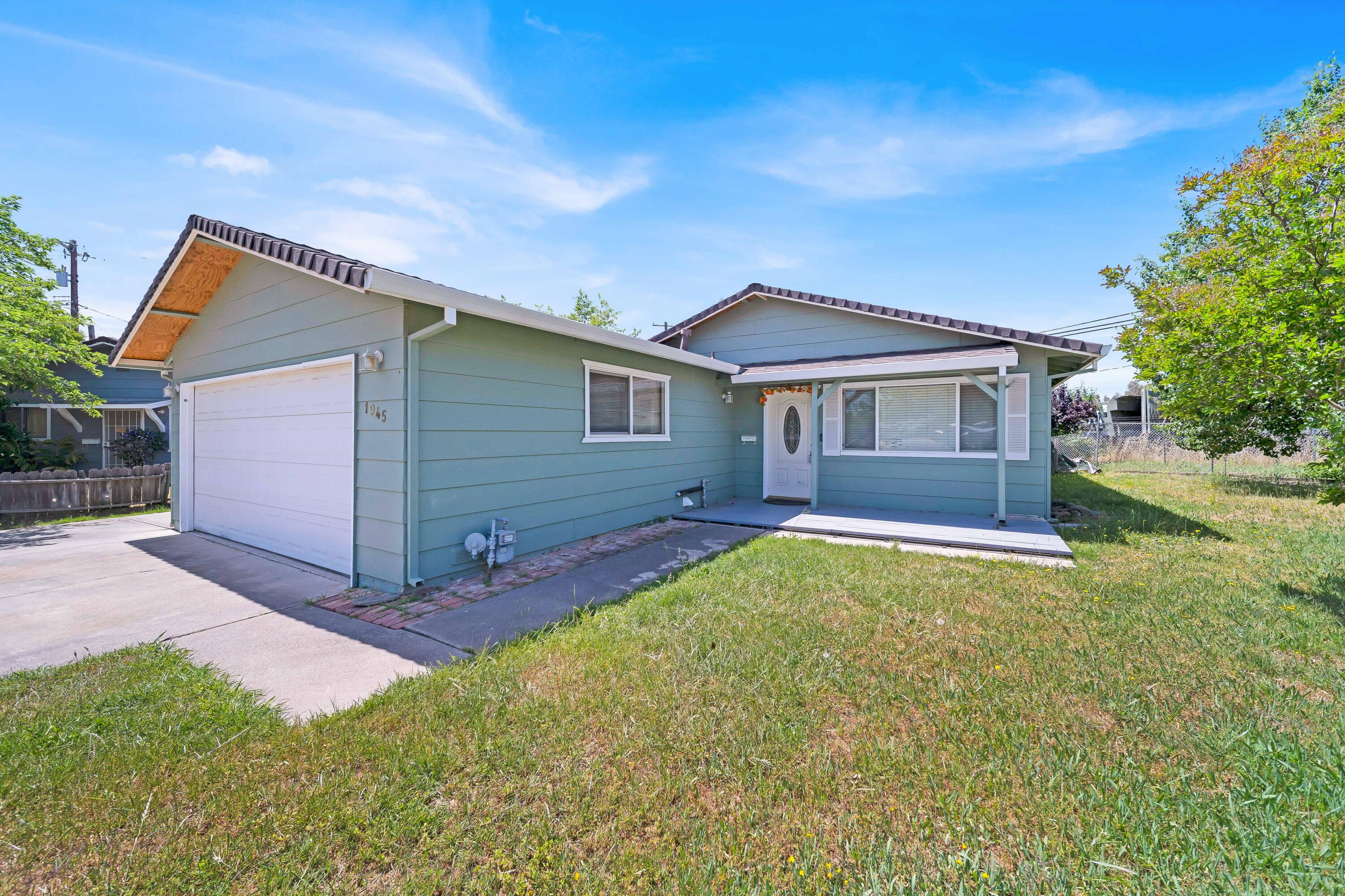 a view of a house with backyard and garden