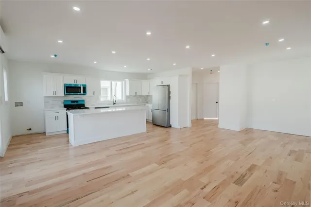 $1,099,999 | 886 South 7th Street, Lindenhurst, NY 11757