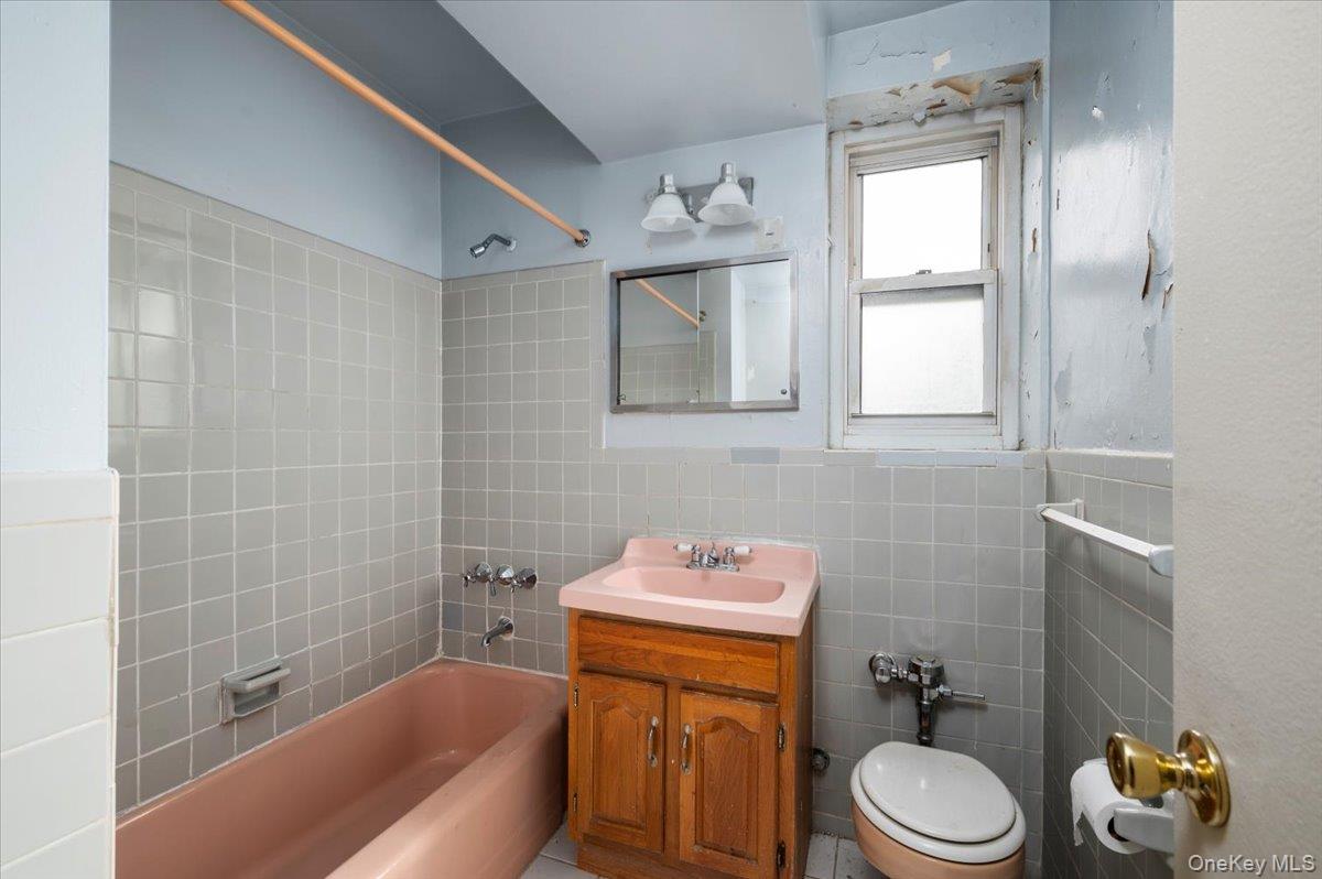 4320 Van Cortlandt Park East, Unit 4C Bronx, NY 10470 - Photo 17 of 21 a bathroom with a sink toilet and shower