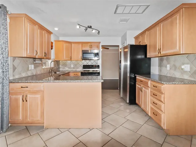 $2,400 | 17111 Bayou Bluff Court, Spring, TX 77379