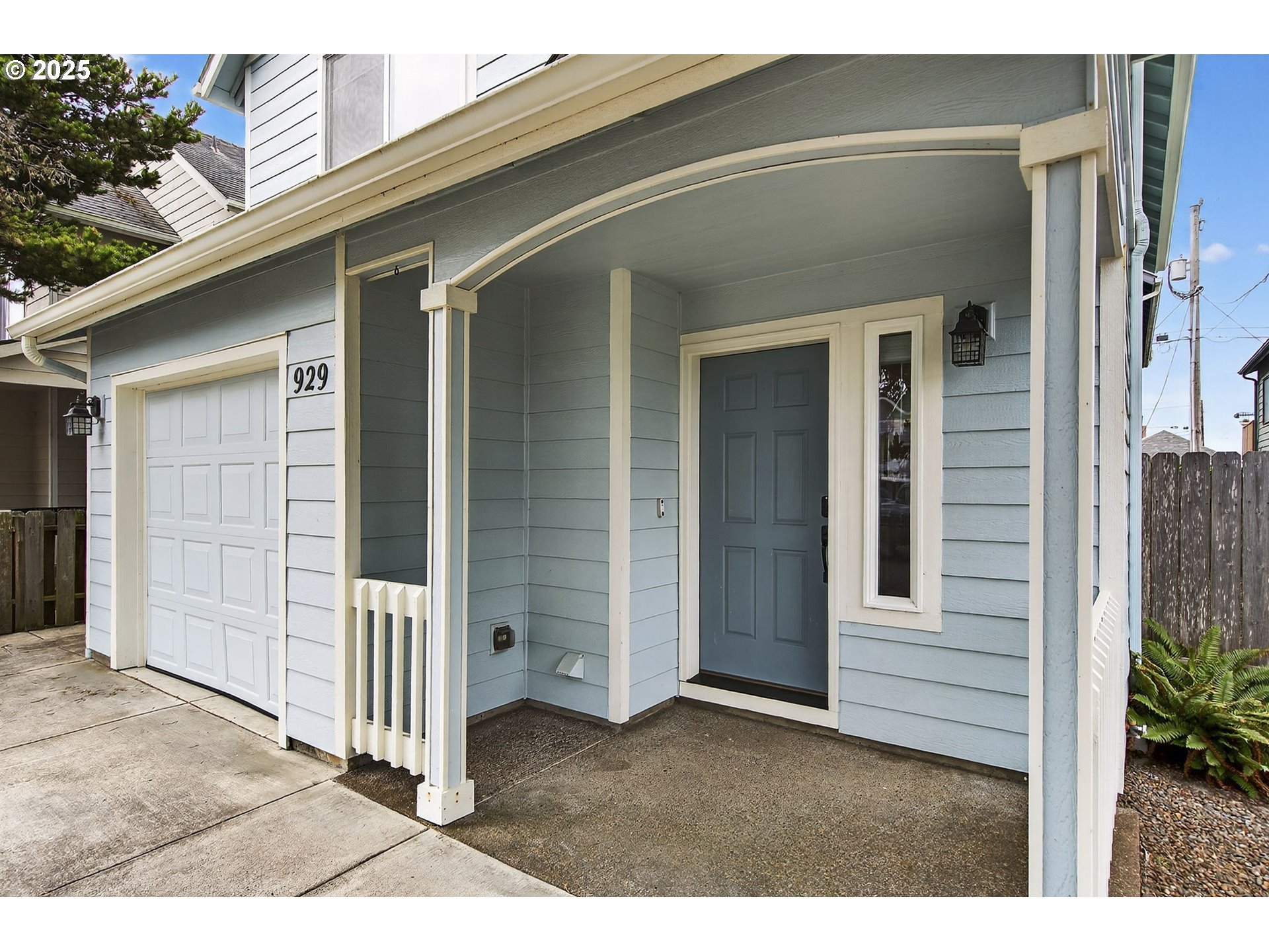 929 Northwest Spring Street Newport, OR 97365 - Photo 3 of 46