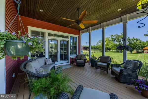 a view of a house with backyard and garden