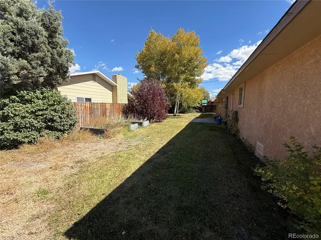 a view of back yard of the house