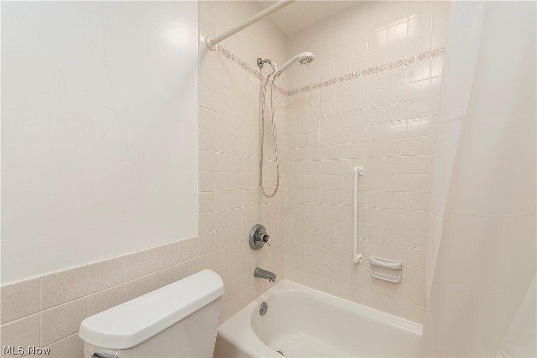1082 Ledgeview Road Macedonia, OH 44056 - Photo 28 of 47 Bathroom with tiled shower / bath combo, toilet, and tile walls