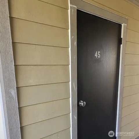 $2,100 | 13011 East Gibson Road, Unit N325, Everett, WA 98204