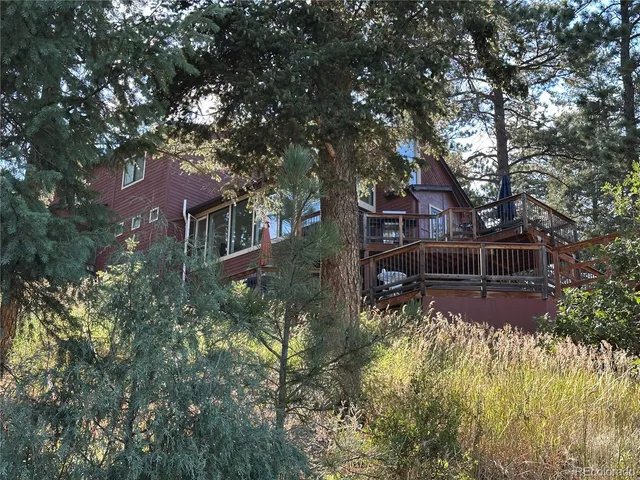 a view of house with a yard