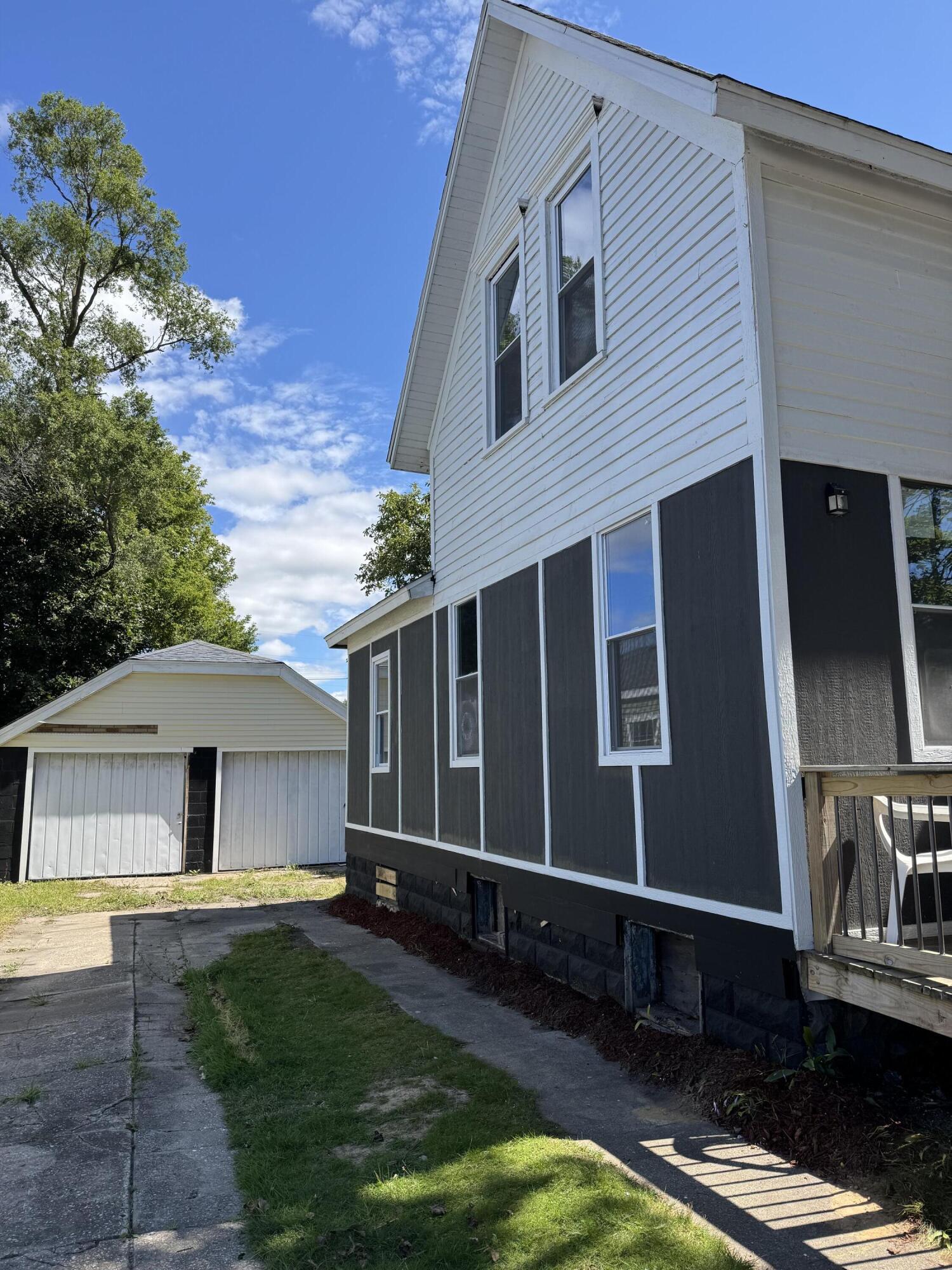 805 High Street Manistee, MI 49660 - Photo 4 of 22 Northside of Home