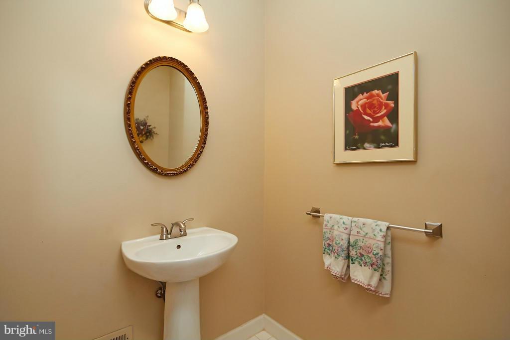 9722 Hidden Valley Road Vienna, VA 22181 - Photo 11 of 22 Bath