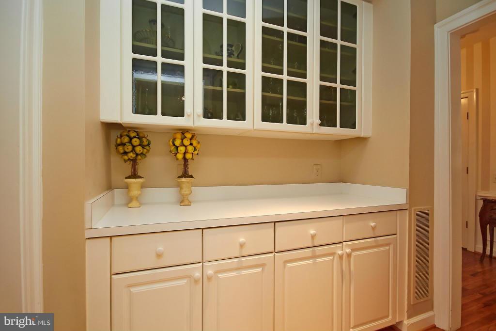 9722 Hidden Valley Road Vienna, VA 22181 - Photo 9 of 22 Interior (General)