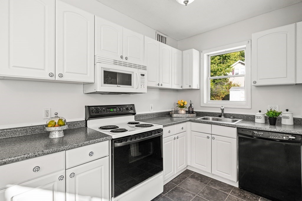 89 Old Road Dracut, MA 01826 - Photo 4 of 29 Gallery Image 4