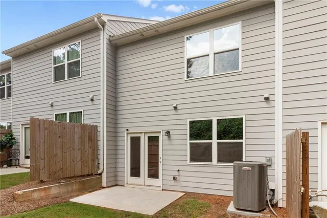 a view of a house with backyard