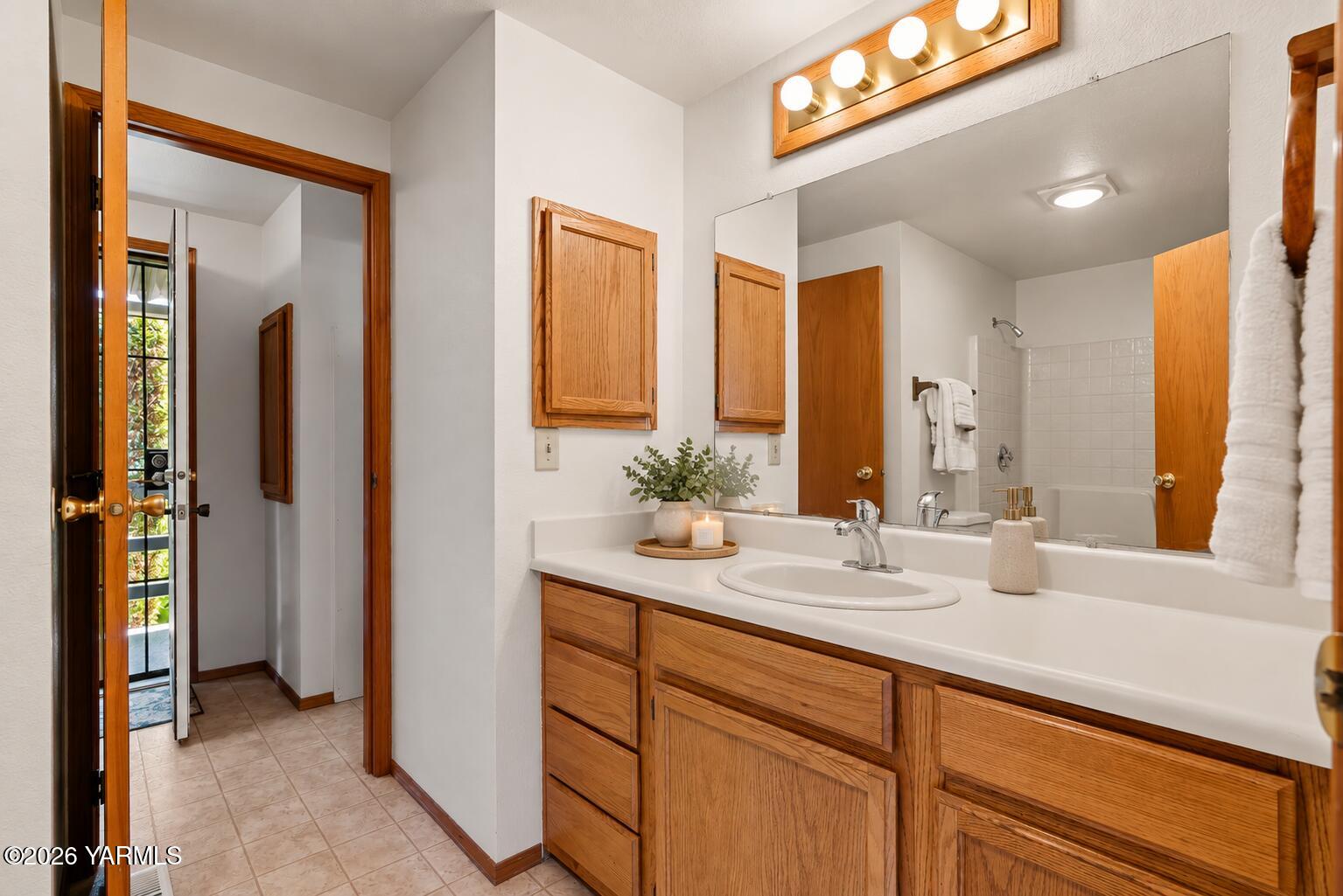 3701 Gun Club Road, Unit 88 Yakima, WA 98901 - Photo 12 of 34 0010Hallway Main Bathroom