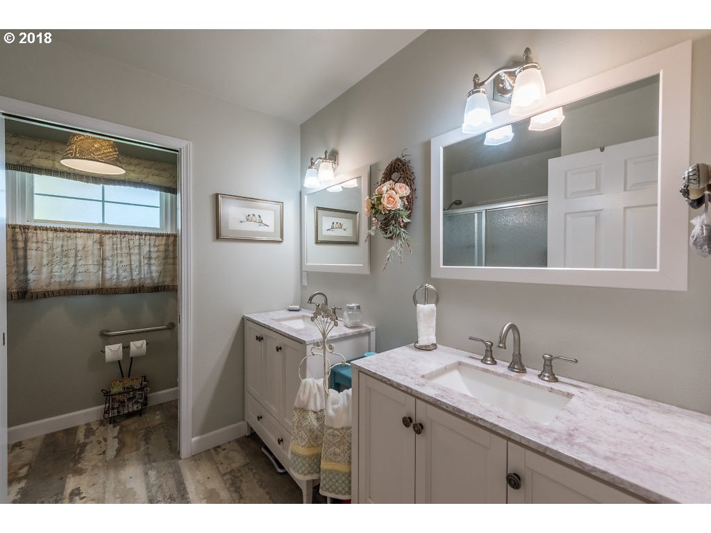 7137 Northeast Cross Creek Road Dundee, OR 97115 - Photo 15 of 32 Bathroom