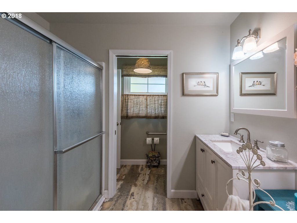 7137 Northeast Cross Creek Road Dundee, OR 97115 - Photo 16 of 32 Bathroom