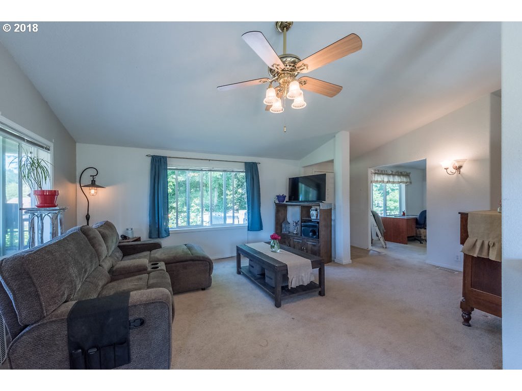 7137 Northeast Cross Creek Road Dundee, OR 97115 - Photo 29 of 32 Living Room