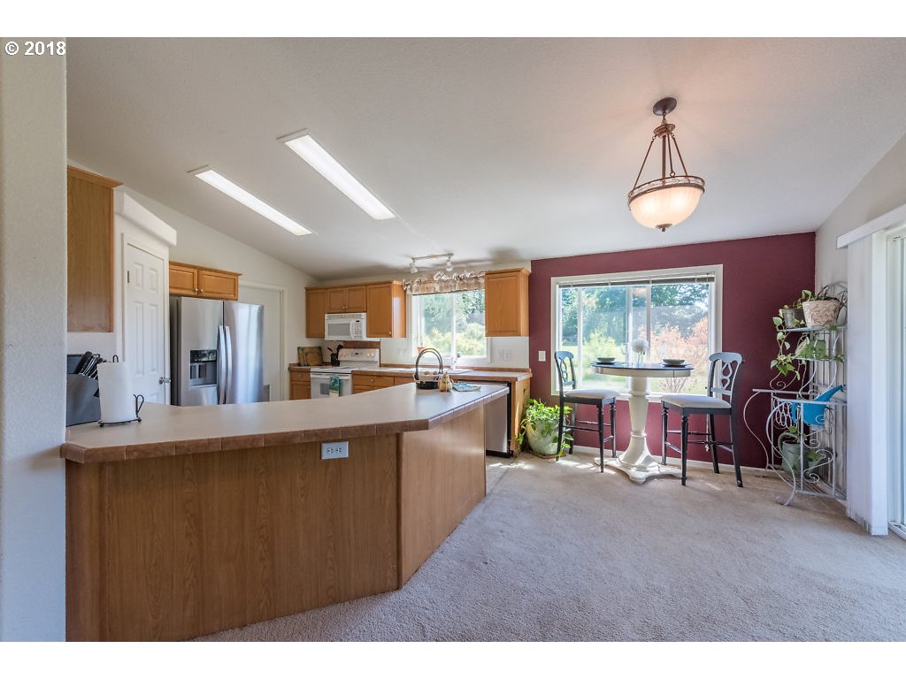 7137 Northeast Cross Creek Road Dundee, OR 97115 - Photo 30 of 32 Kitchen/Dining Room
