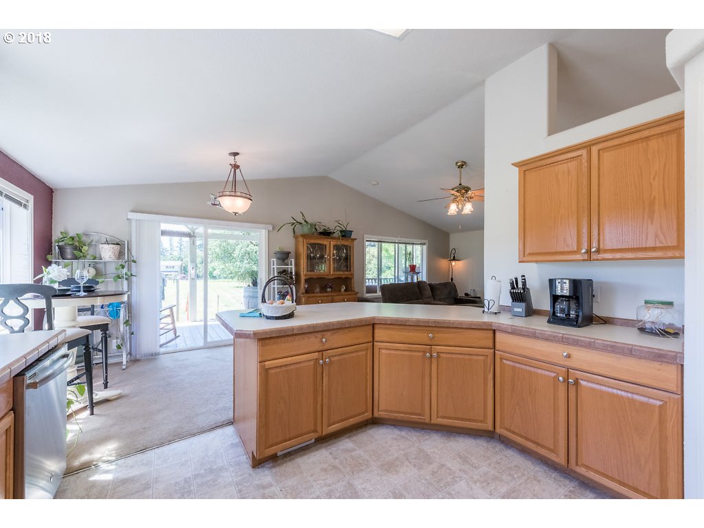 7137 Northeast Cross Creek Road Dundee, OR 97115 - Photo 31 of 32 Kitchen/Dining Room