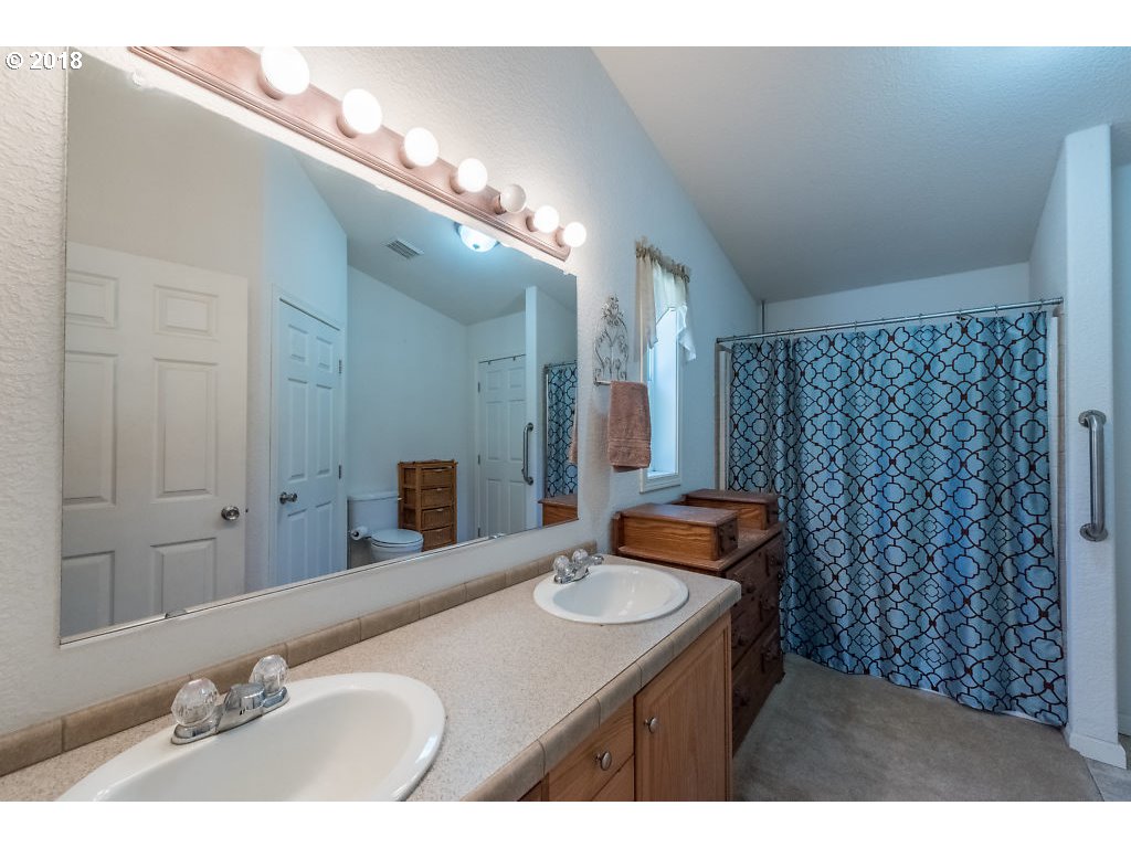 7137 Northeast Cross Creek Road Dundee, OR 97115 - Photo 32 of 32 Bathroom