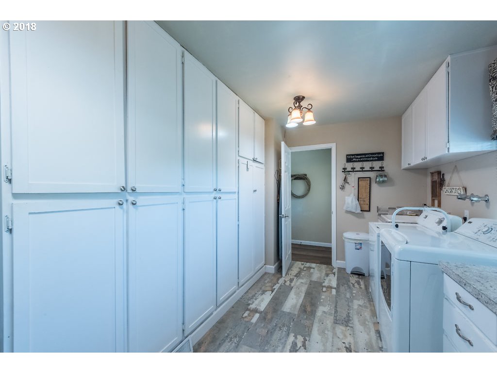 7137 Northeast Cross Creek Road Dundee, OR 97115 - Photo 5 of 32 Pantry