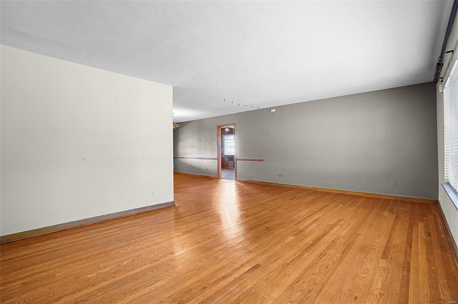 1049 Roth Avenue University City, MO 63130 - Photo 6 of 27 Gallery Image 6