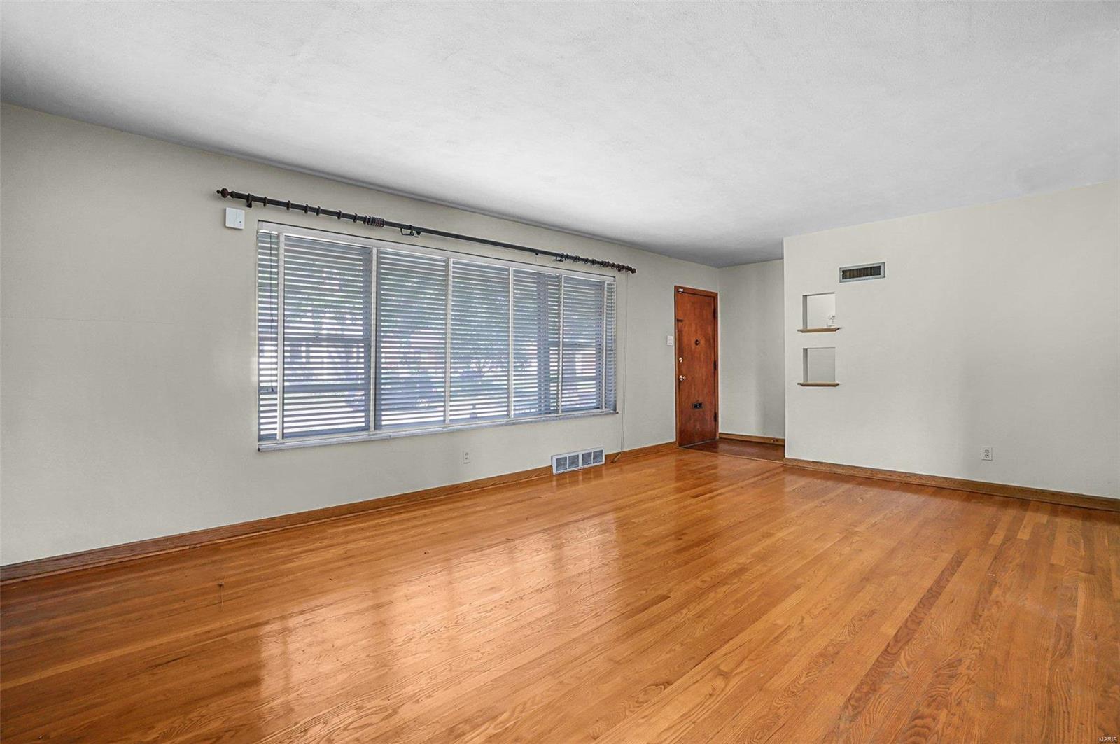 1049 Roth Avenue University City, MO 63130 - Photo 8 of 27 Gallery Image 8