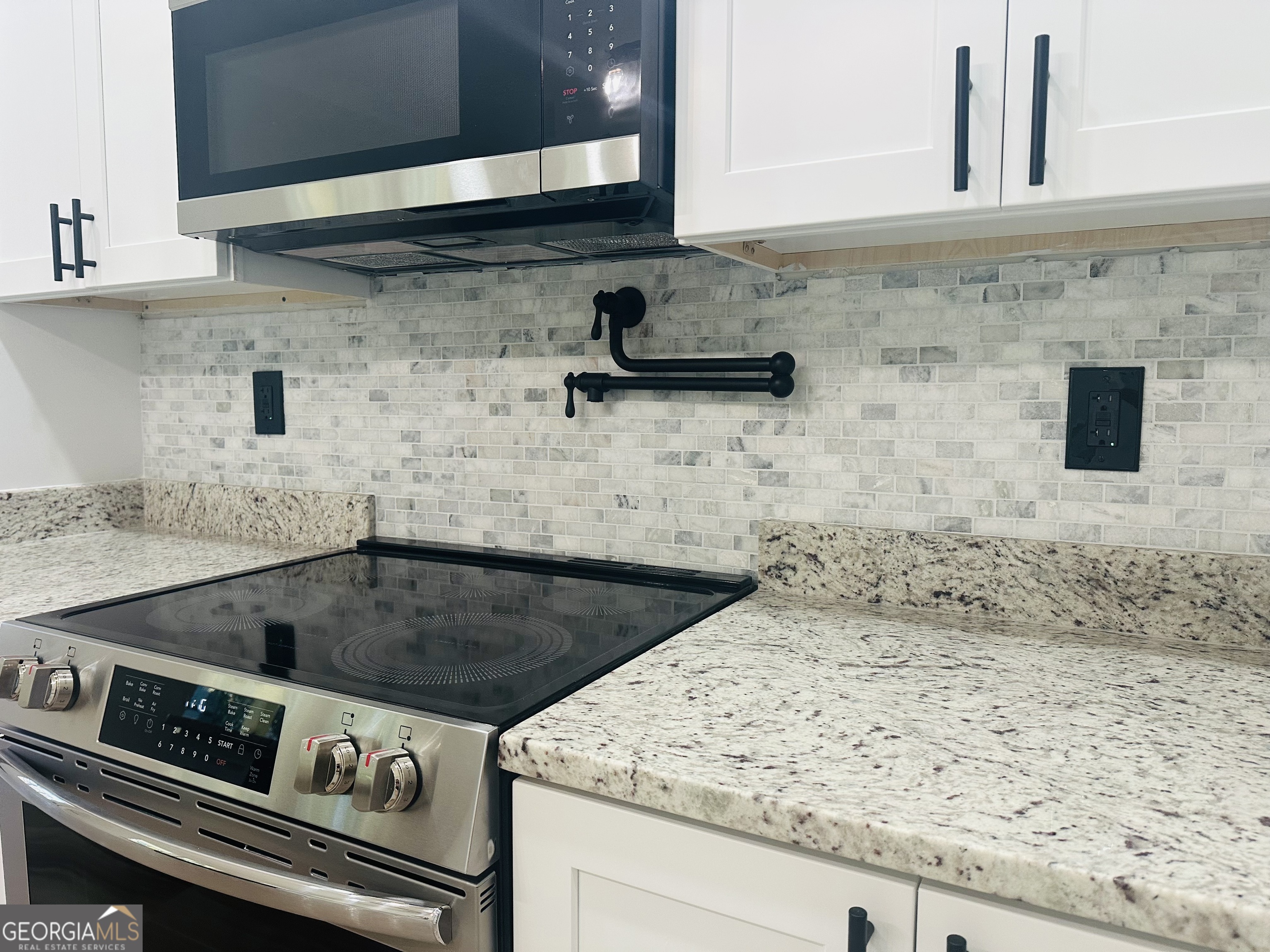 119 F Street Thomaston, GA 30286 - Photo 4 of 27 a close view of stove