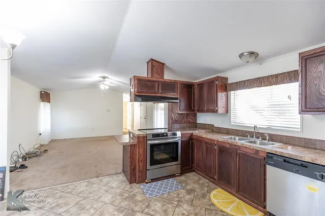 a view of a houses with a yard