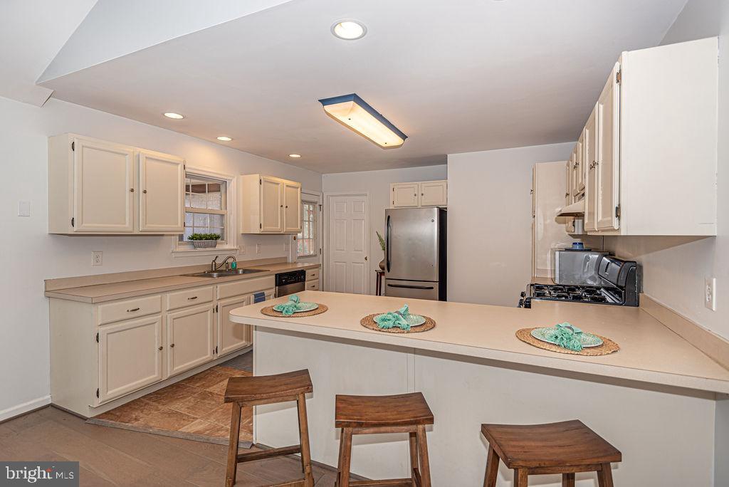 32 Gloucester Road Ocean Pines, MD 21811 - Photo 8 of 32 kitchen w/ breakfast bar