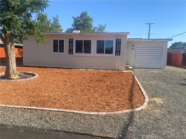 a view of a house with backyard